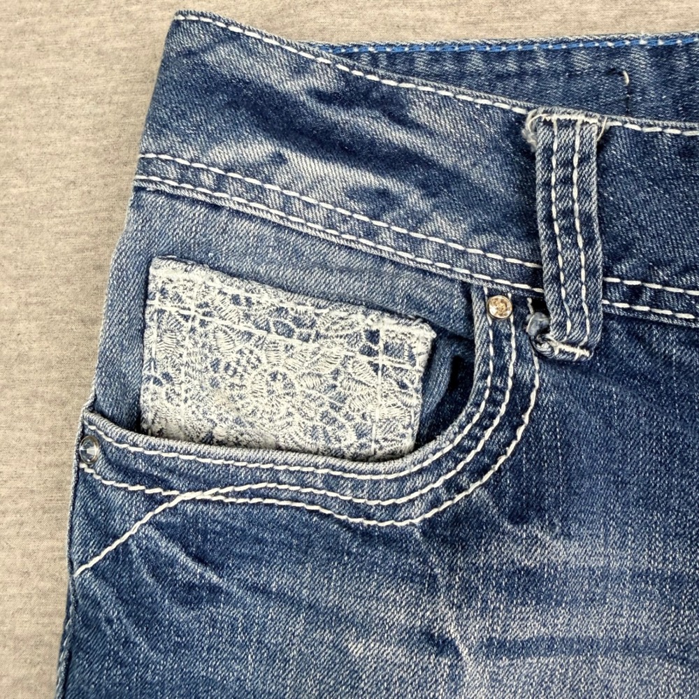 Amethyst Jeans Womens Size 9 Blue Distressed Lace Pocket Bermuda Shorts Denim - Picture 7 of 10